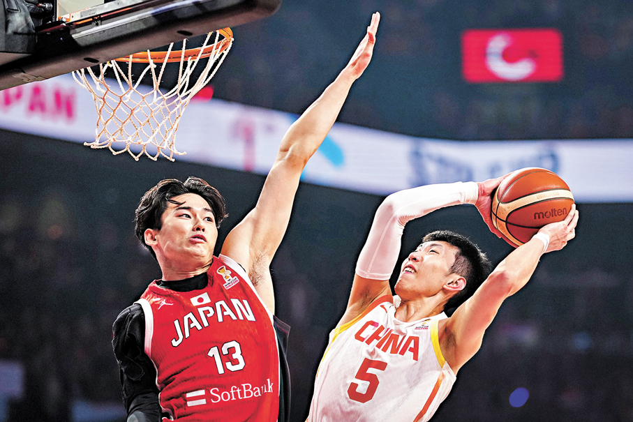 ●中國隊後衛廖三寧（右）在對手面前上籃。 新華社