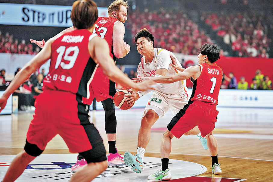 ●中國隊後衛趙睿（右二）嘗試帶球突破。 新華社