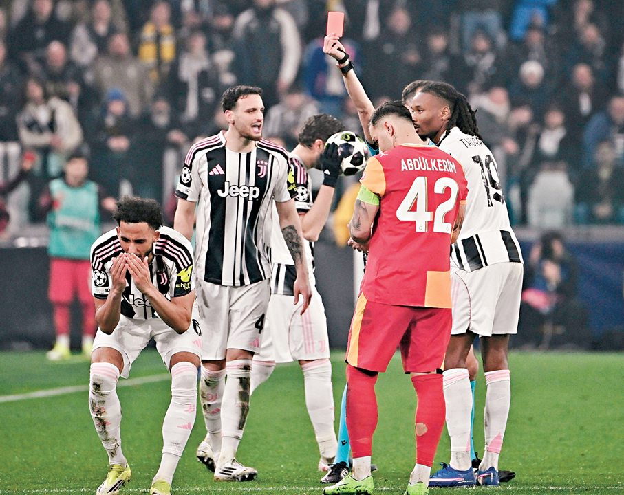 ●萊特基利（左）獲得爭議性紅牌被逐，令祖雲達斯陷入劣勢。 法新社