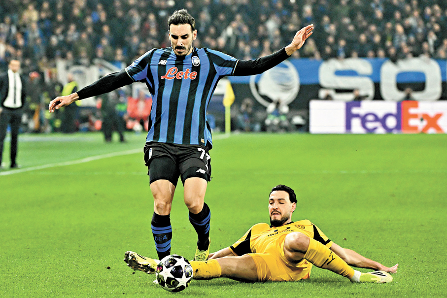 ●多蒙特後衛賓斯拜尼（右）災難演出，助阿特蘭大逆轉晉級。 法新社