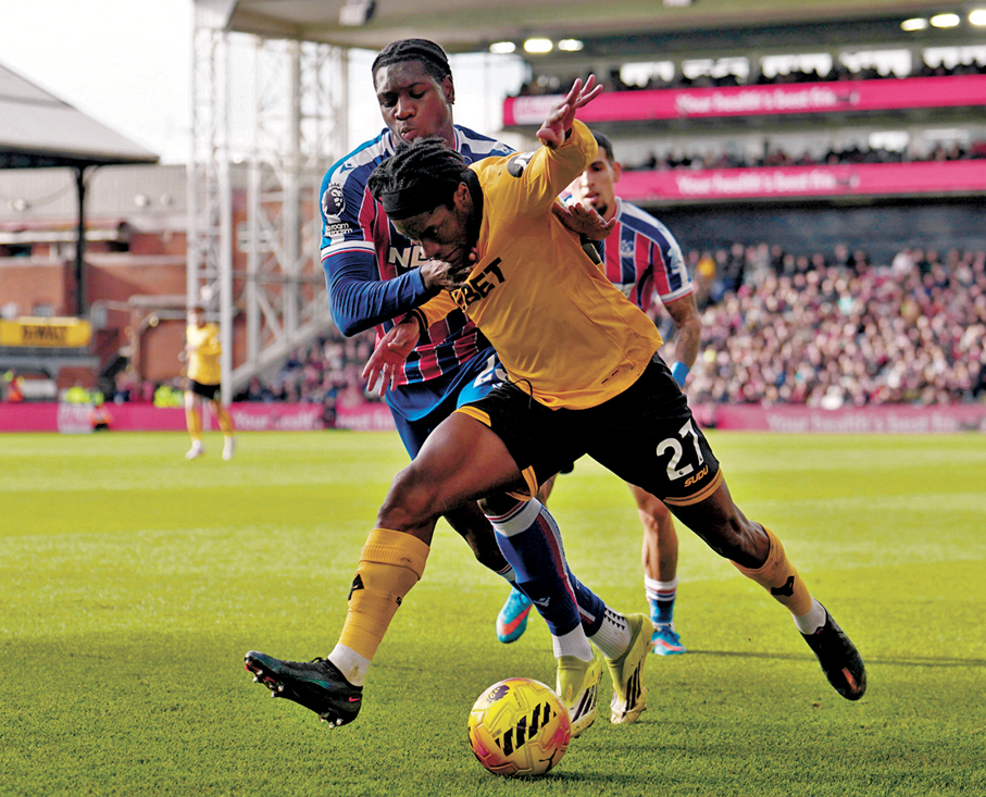 ●狼隊（黃衫）降班已成定局，戰意成疑。  資料圖片