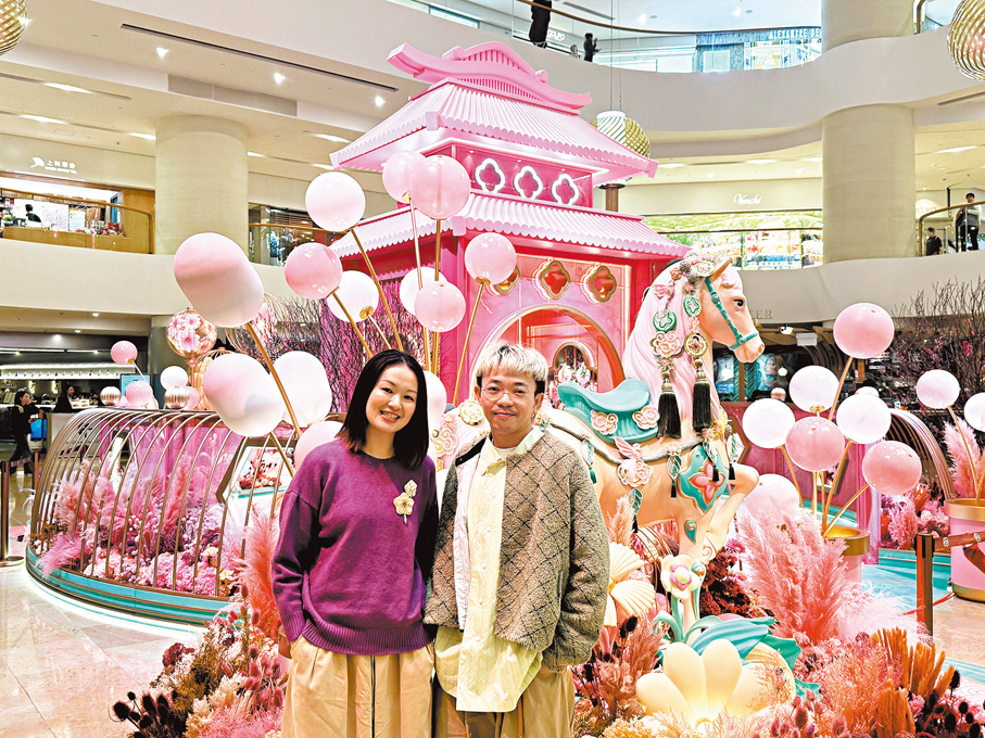 ●YLY Studio成員Lilian（左）和Matt以精巧刺繡工藝點綴馬年藝術裝置。