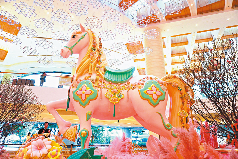 ●這匹高達3.5米的駿馬裝置周身點綴有不同圖案的法式刺繡。