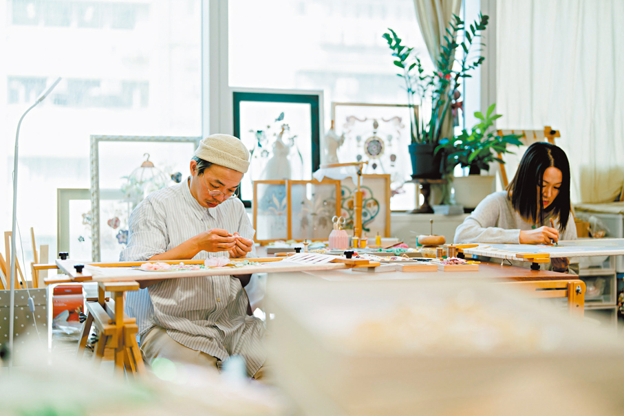 ●Matt（左）和Lilian在工作室內刺繡。 太古廣場供圖