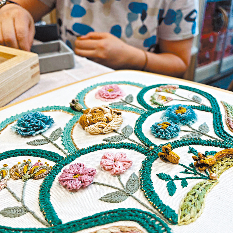 ●YLY Studio同時開設中式刺繡課程，吸引不少學員參與。 受訪者供圖