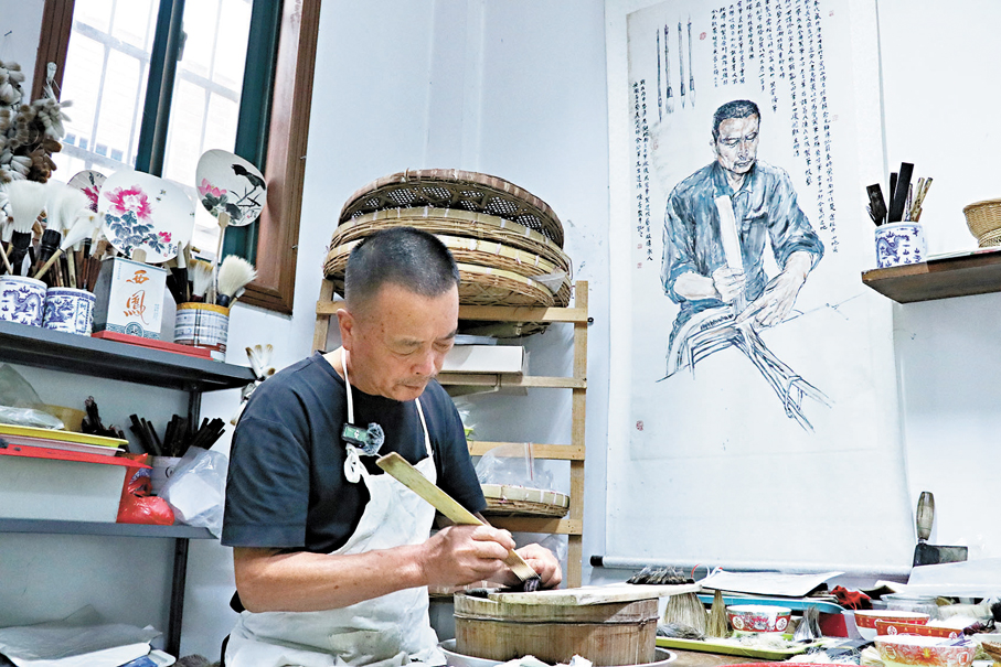 ●佘徵軍在工作室裏製作宣筆。 受訪者供圖