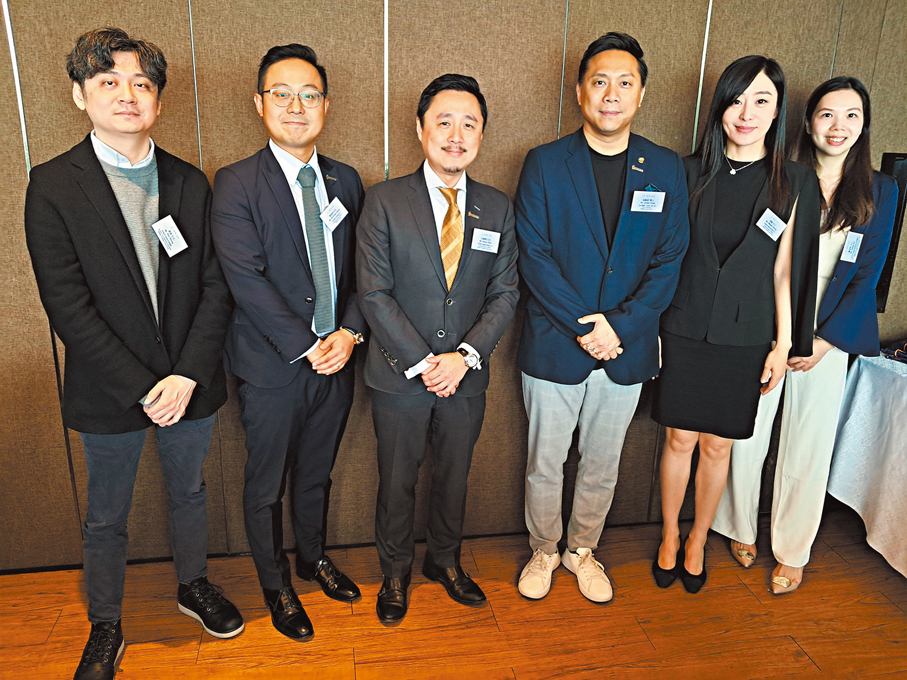 ●WRISE Capital鄭達浠(左二)、WRISE Prestige冼健岷(左三)和WRISE Private張頔(右二)。香港文匯報記者曾業俊 攝