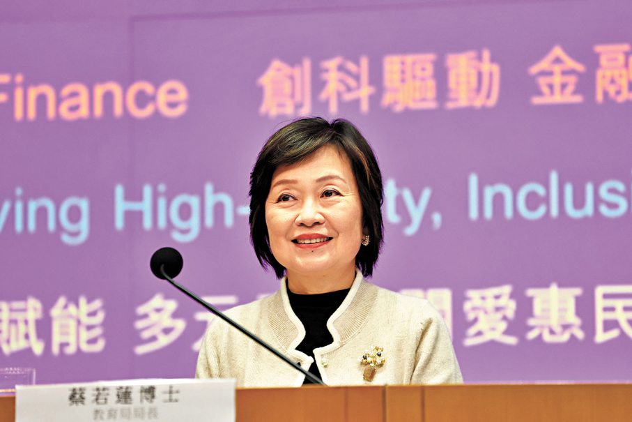 ●蔡若蓮在預算案相關措施記者會上解釋各項措施。 香港文匯報記者萬霜靈  攝