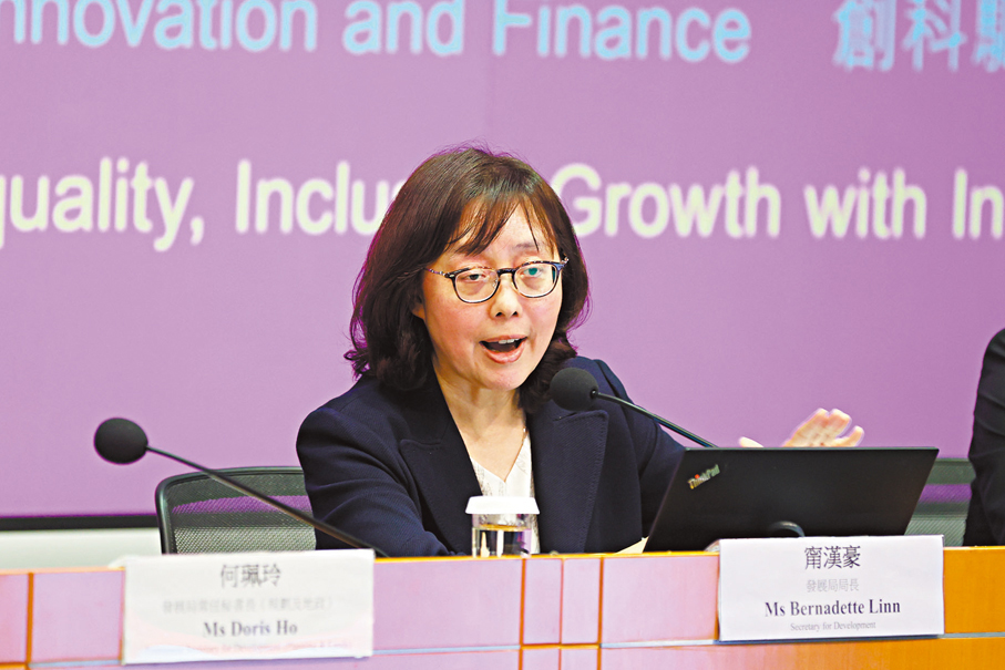 ●發展局局長甯漢豪在記者會上表示，政府不會再靠高地價收入來搞基建，會多預留供應向市場顯示政府有足夠土地，並審時度勢推出。 香港文匯報記者萬霜靈  攝