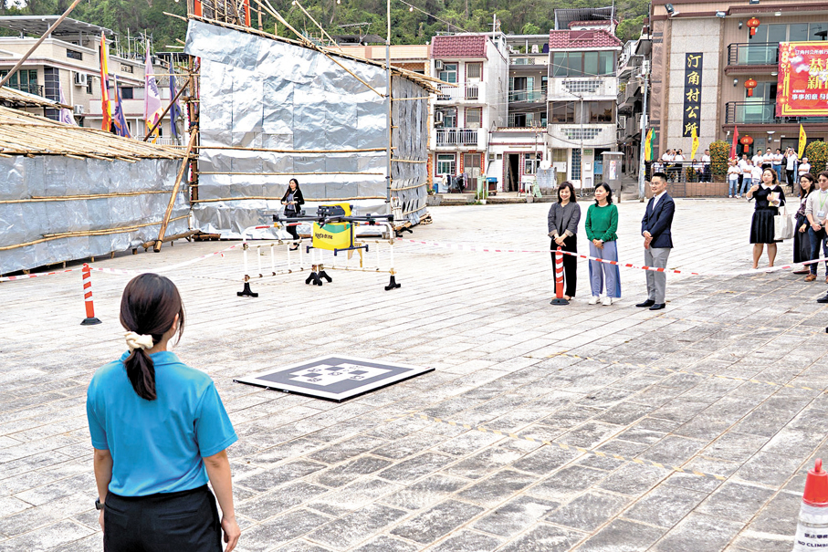 ●陳美寶（右二）視察無人機長者膳食送遞航線運行。運輸及物流局Fb圖片
