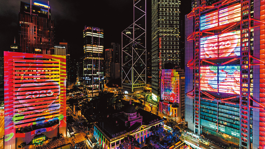 ●旅發局2026年「香港跨年倒數」活動，於中環遮打道行人專用區舉行，結合音樂及光影匯演。 旅發局網站圖片