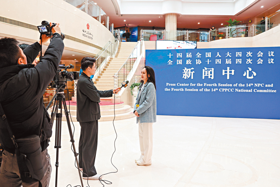 ●設在北京梅地亞中心的全國兩會新聞中心2月27日正式啟用。圖為媒體記者在新聞中心採訪報道。  中新社