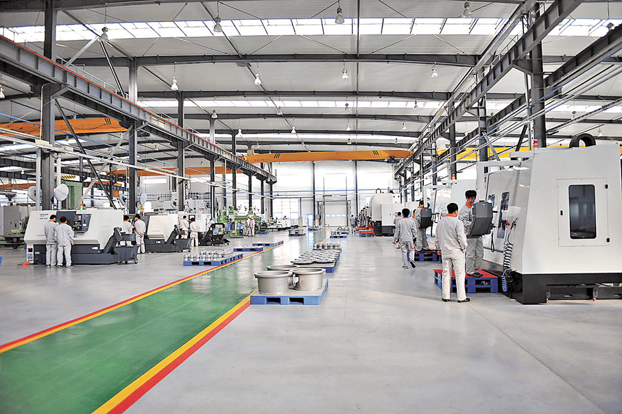 ●早年工人仍需親臨車間操控設備作業。圖為2017年遼寧一製造業企業生產車間內，技術工人正在操作自動化設備。 資料圖片