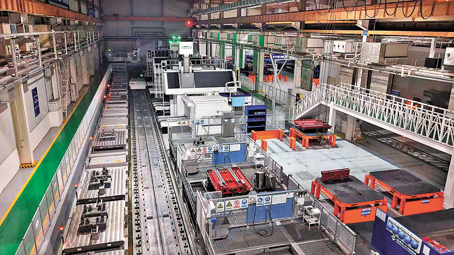 ●如今，操作人員只需遠程操控，便可完成複雜生產流程。圖為瀋陽機床的「黑燈工廠」。 香港文匯報遼寧傳真