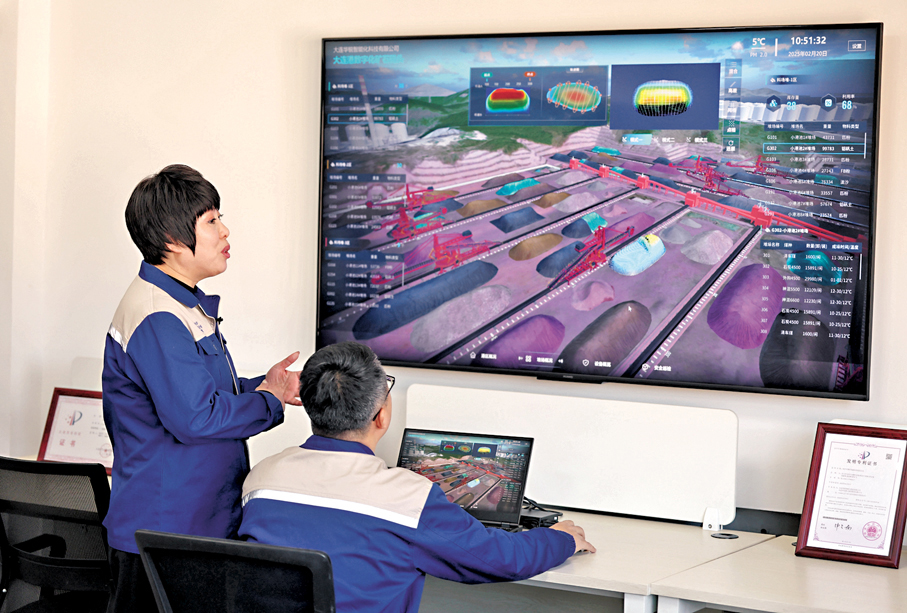 ●孫元華（左）與團隊在大連華銳實驗室調試智慧中控平台。香港文匯報遼寧傳真
