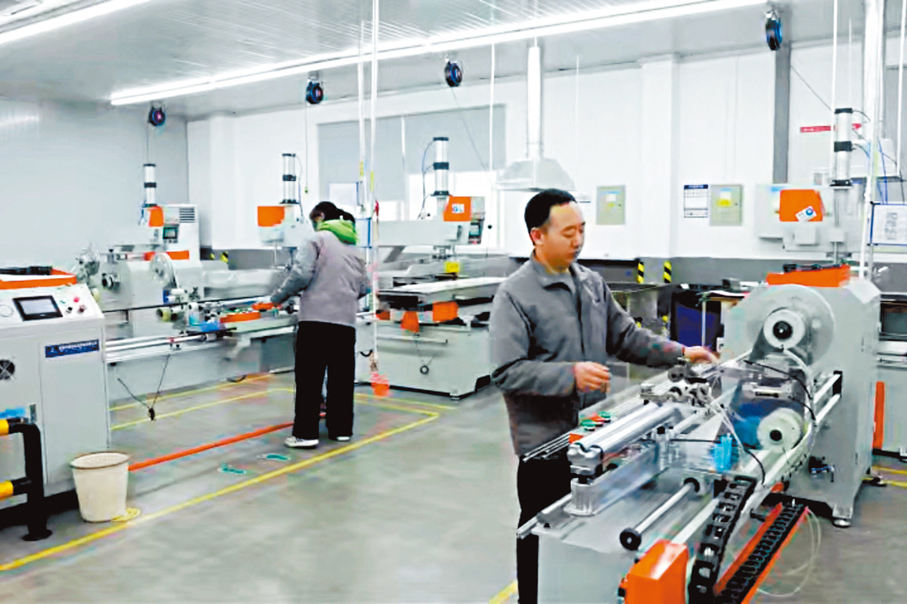 ●自動纏帶機正在對滑雪桿進行快速纏帶。 香港文匯報寧海傳真