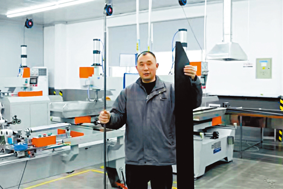 ●從一塊布到滑雪杖雛形，整體耗時僅15秒。 香港文匯報寧海傳真