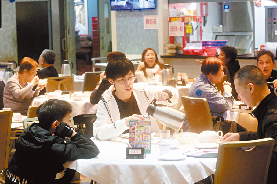 年初三是新春三天假期的最後一天，油麻地一家酒樓有不少顧客光顧嘆茶，營業額較平日增加兩三成。 香港文匯報記者涂穴  攝