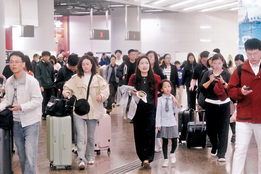 年初三，新春假期尾聲，離港度歲的市民「充滿電」後紛紛回港，準備翌日搏殺。 香港文匯報記者涂穴  攝