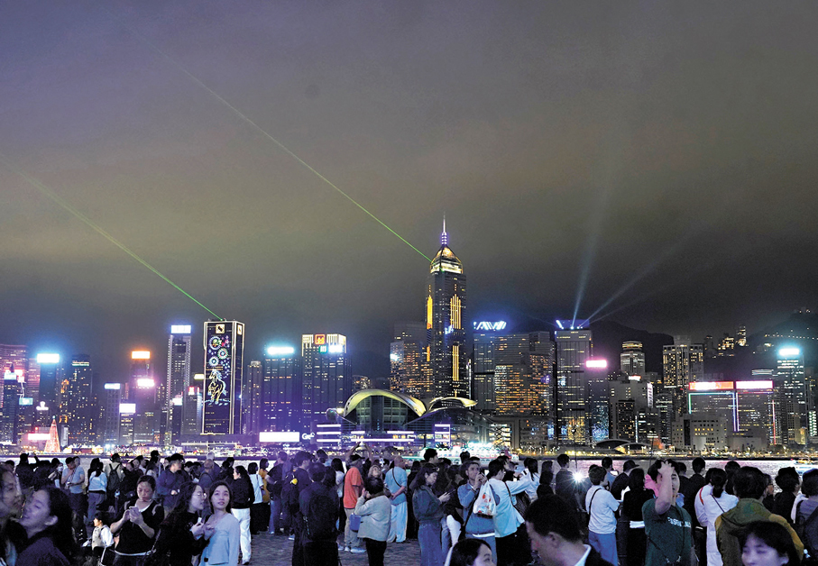 年初九上演幻彩詠香江，霓虹燈、激光及音樂有機結合，為維港兩岸帶來免費的視聽盛宴，而未來將推出全新的光影巡禮表演。 香港文匯報記者曾興偉  攝