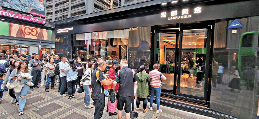 年初四，大批內地遊客在廣東道排隊，等候入店購金。 香港文匯報記者鄧偉明 攝