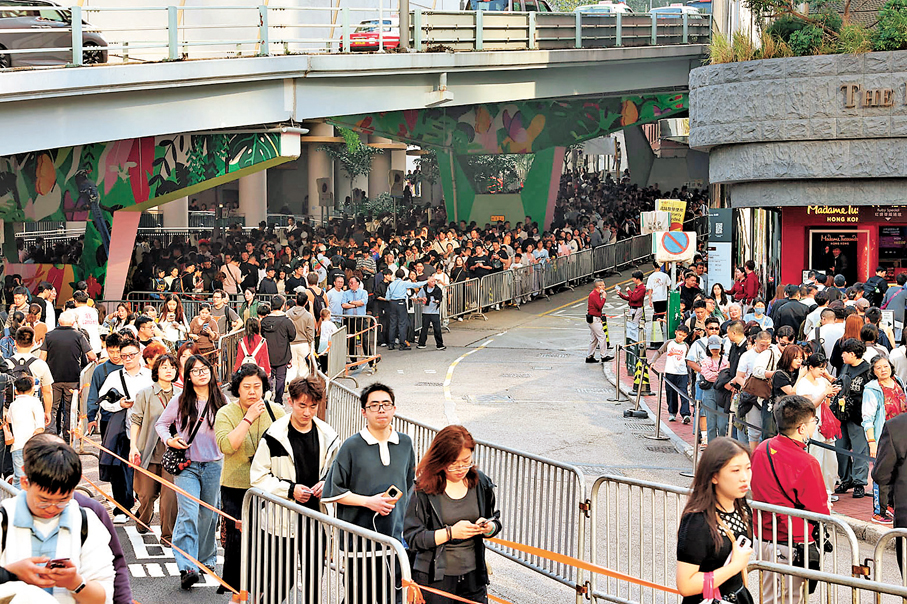 年初四是內地春節長假的中段，香港纜車站人潮湧湧，內地旅客準備乘纜車上太平山，從山上遠眺維港兩岸景致。 香港文匯報記者唐曉睿  攝