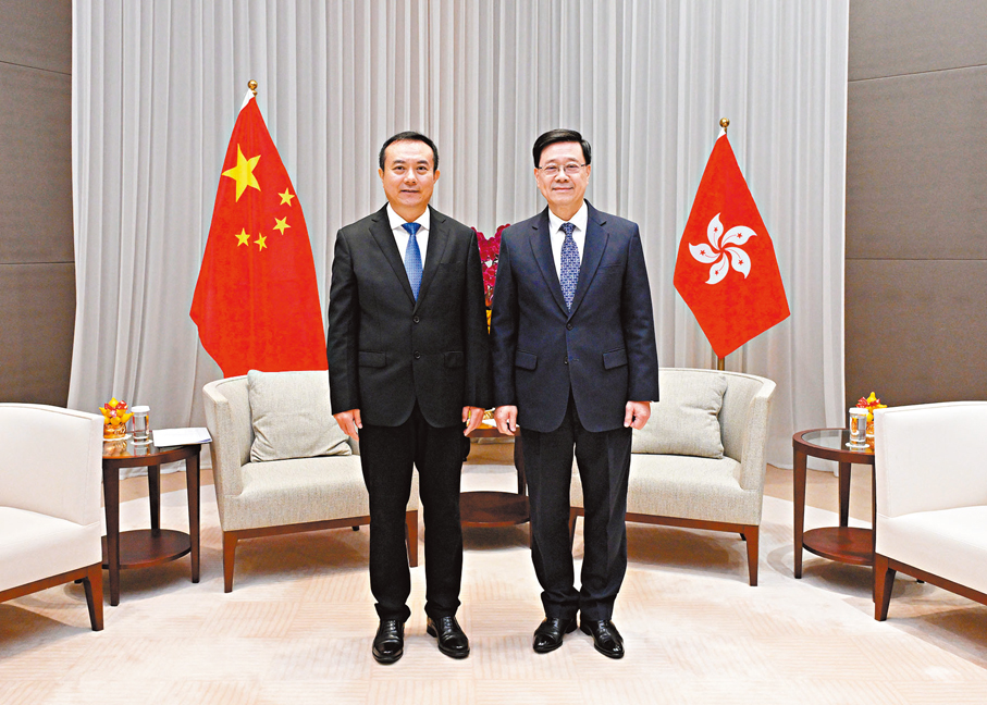 ●李家超（右）昨日與珠海市委書記、廣東省委橫琴工委書記陳勇（左）會面。