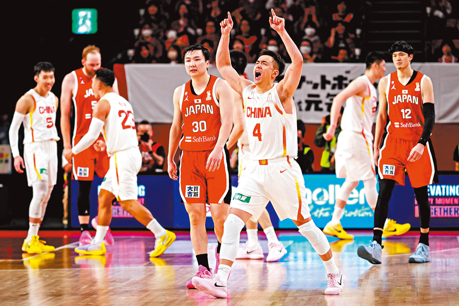 ●中國男籃老將趙繼偉（前）賽後激動慶祝。 新華社