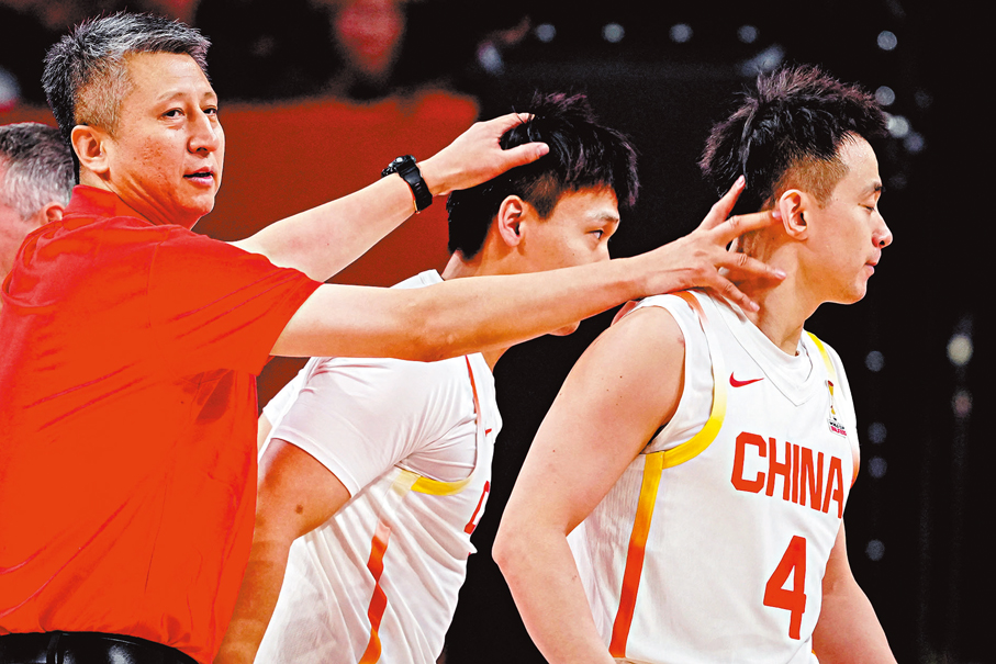 ●趙繼偉（右）成為中國男籃最值得信賴的後場核心。新華社