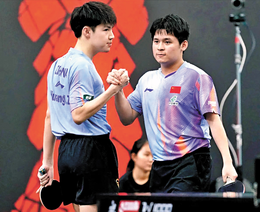 ●林詩棟（右）與黃友政握拳慶祝勝利。 WTT圖片