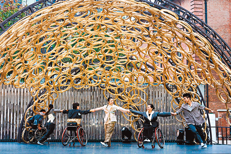 ●戶外共融舞蹈作品《遊延》是今年「無限亮」的重頭戲之一。「無限亮」供圖