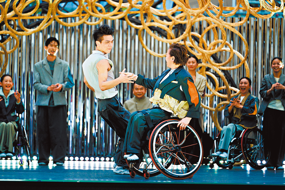 ●舞者透過肢體的互動，探索「共融」意義。「無限亮」供圖