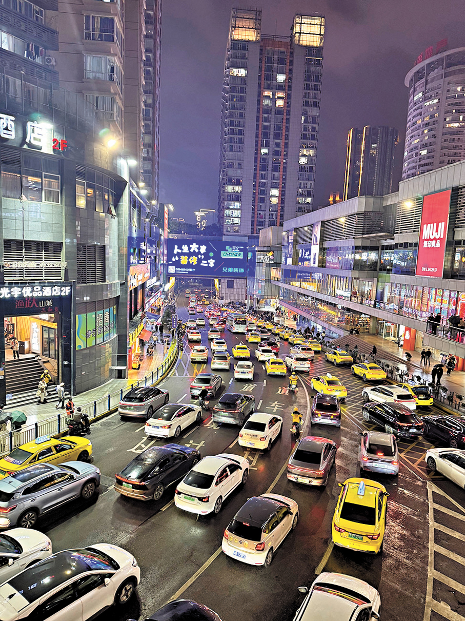 ●重慶到深夜仍在堵車。