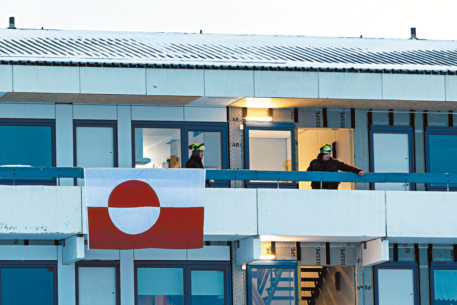 ●格陵蘭首府努克一幢住宅懸掛當地旗幟。 路透社