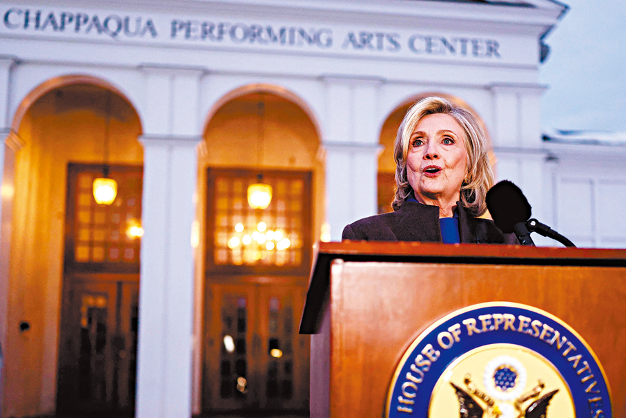 ●希拉里在聽證會結束後主動會見記者。 法新社