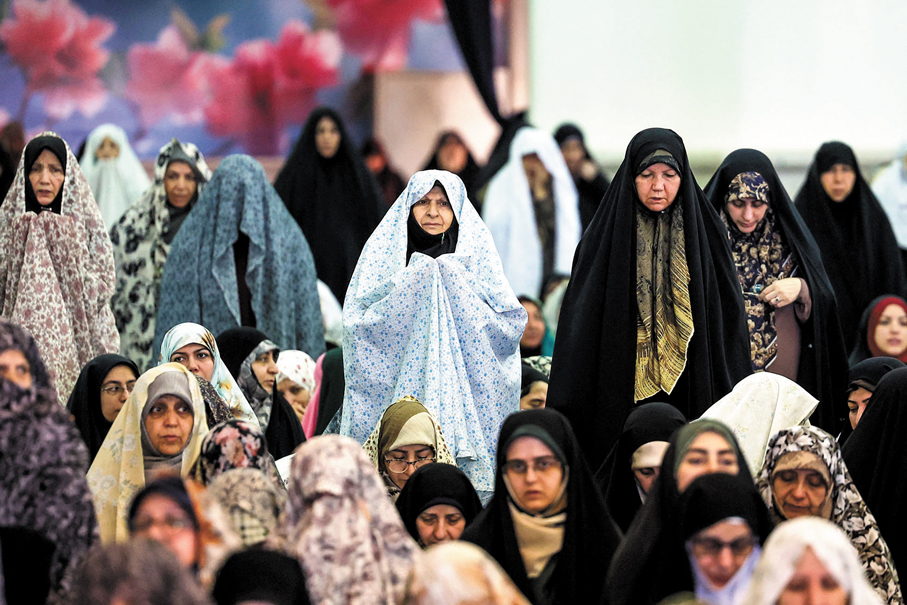 ●伊朗穆斯林婦女參與齋戒月禱告。法新社
