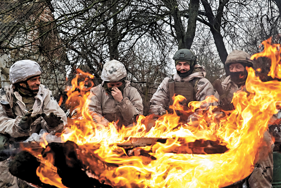 ●烏克蘭士兵參與演習期間生火取暖。路透社