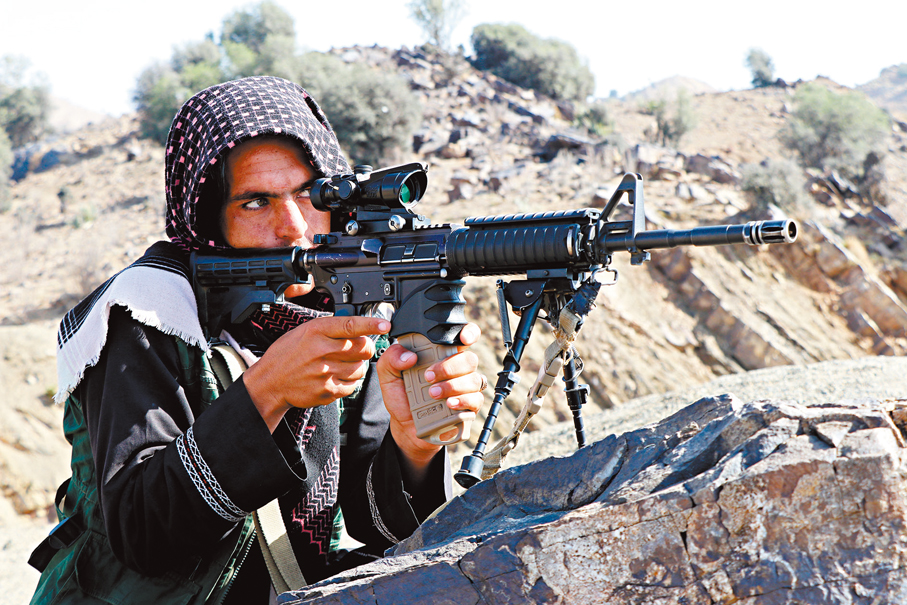 ●阿富汗安全部隊成員在霍斯特省擎槍瞄準巴基斯坦目標。新華社