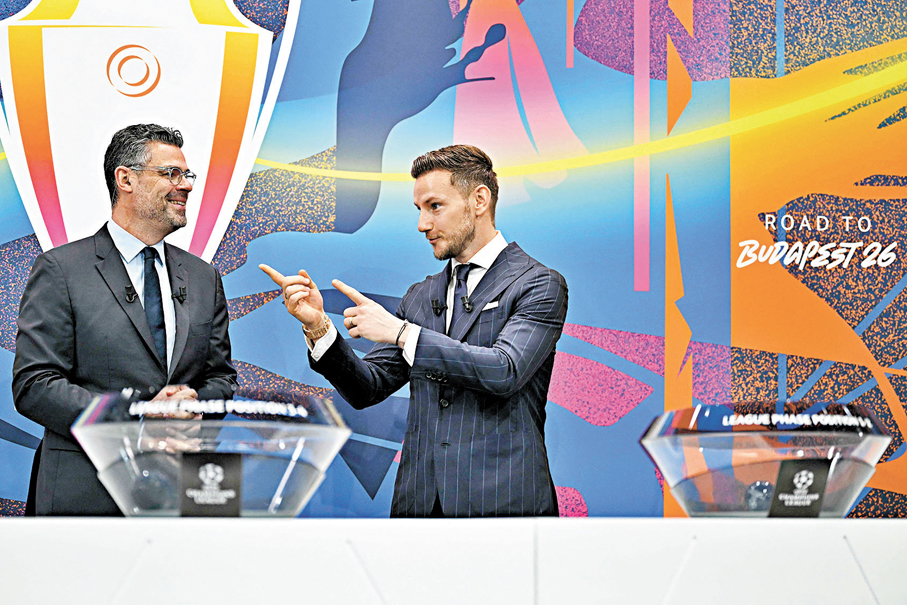 ●前巴塞及克羅地亞球星拿傑迪錫（右）擔任抽籤嘉賓。  法新社