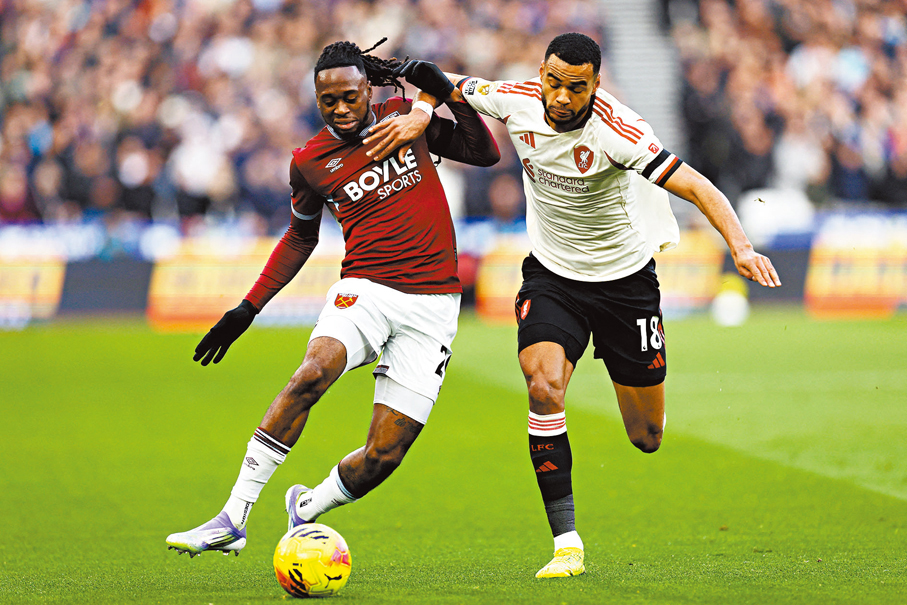 ●利物浦（右）首循環聯賽作客仍以兩球淨勝韋斯咸。  資料圖片