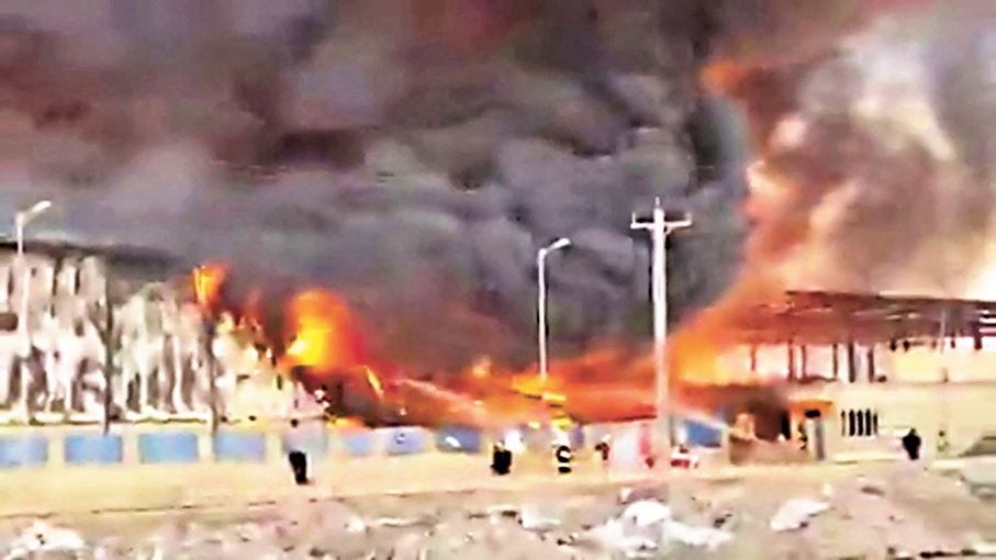 ●伊朗胡齊斯坦省一間石化廠起火。 法新社