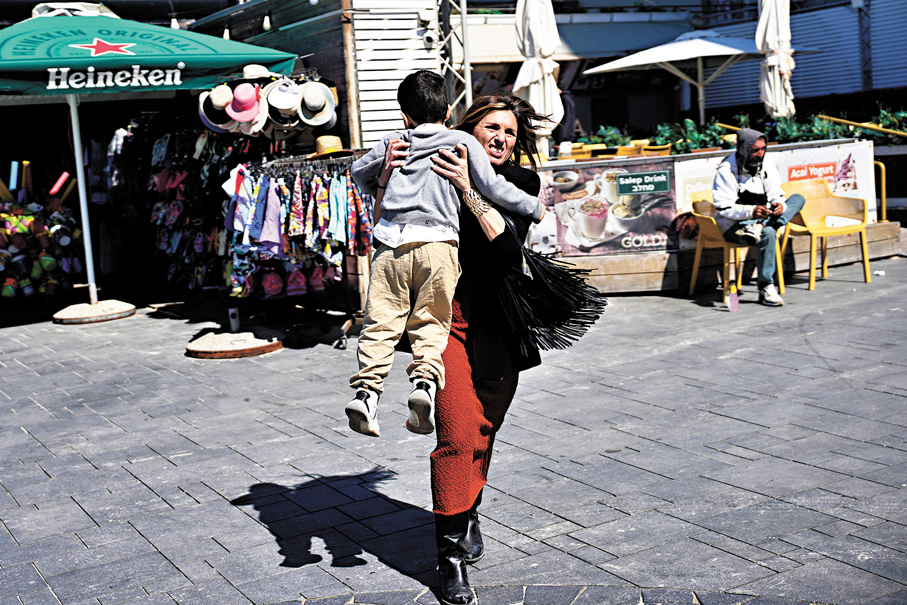 ●特拉維夫響起警報，人們紛紛躲避。 美聯社