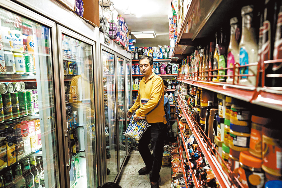 ●德黑蘭居民到便利店儲備物資。 法新社