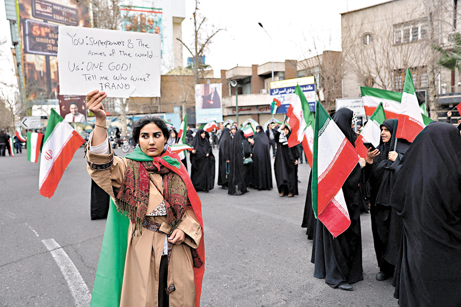 ●伊朗示威者在德黑蘭抗議美以空襲。 路透社