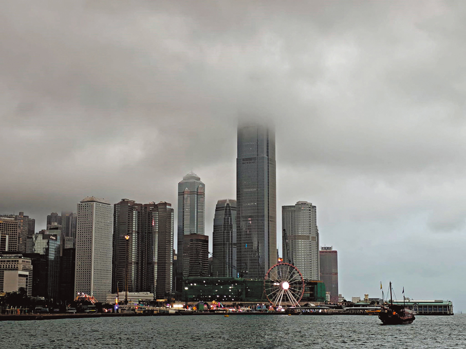 ●昨日黃昏天色昏暗。 香港文匯報記者劉友光  攝