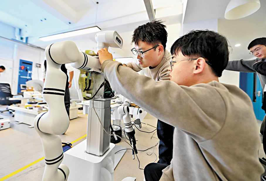  ●中國R&D投入強度2.80% ，首超OECD國家平均水平。圖為2月27日，在天津濱海高新區的天津智易時代科技發展有限公司，工作人員對一款具身機器人進行測試。 新華社