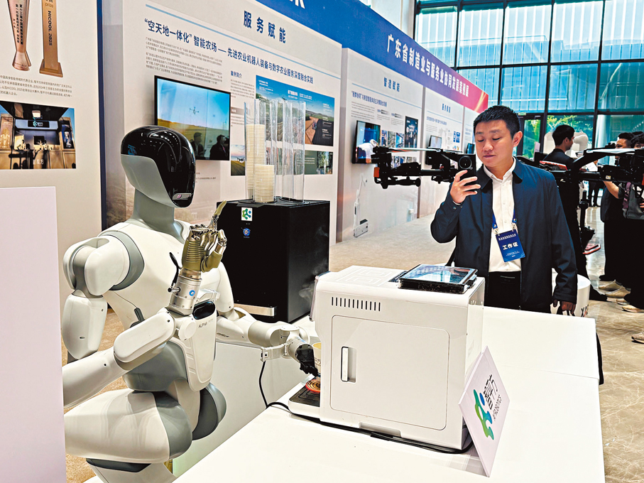 ●今年開春，已經有不少機器人進廠打工。圖為機器人應用展示。 香港文匯報記者盧靜怡 攝