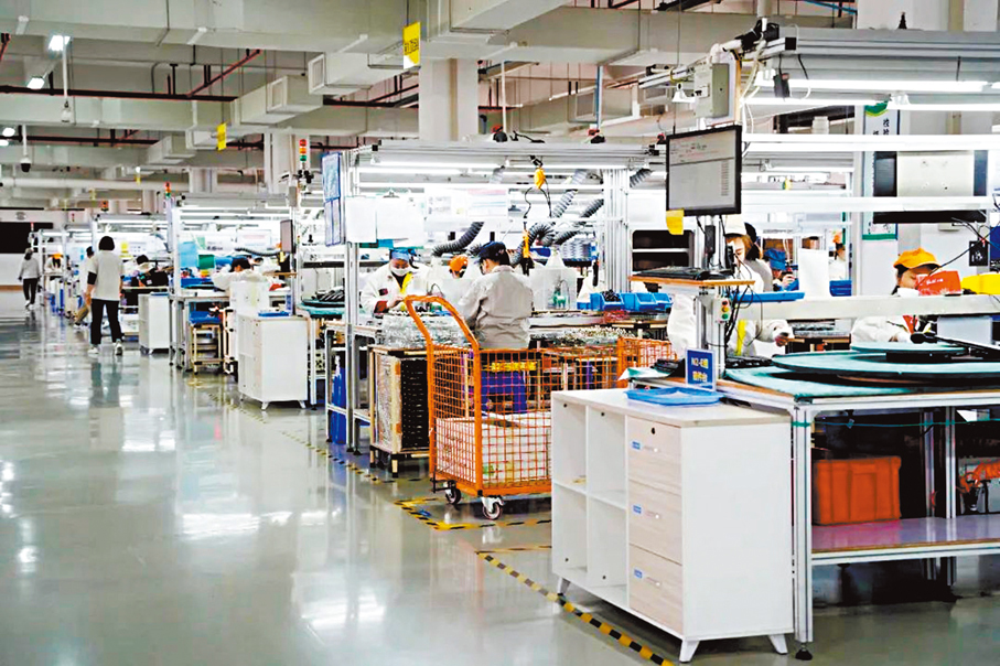 ●東莞港電電器製品有限公司的工人幹勁十足地在車間生產。 香港文匯報東莞傳真