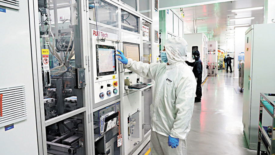 ●廣州融捷能源科技有限公司熱火朝天忙碌生產場景。香港文匯報廣州傳真