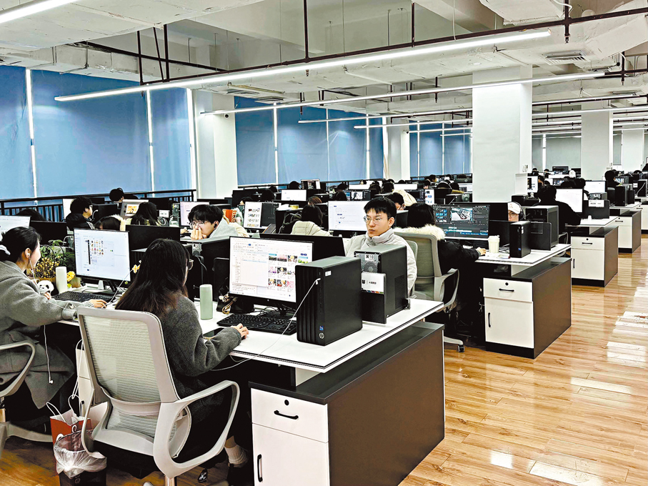 ●製作AI漫劇和AI真人劇的公司愈來愈多，帶動上下游產業鏈的蓬勃發展。圖為杭州友和文化辦公室。